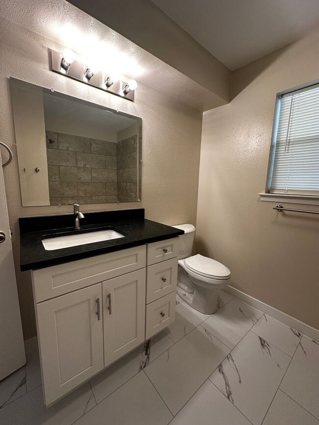 Building Photo - Beautifully updated 2 Bedroom duplex in PT