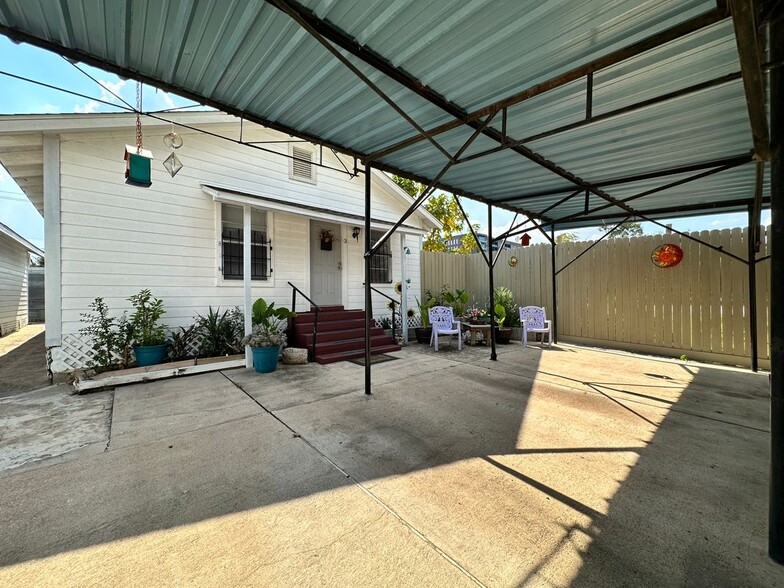 Building Photo - 305 N Live Oak St
