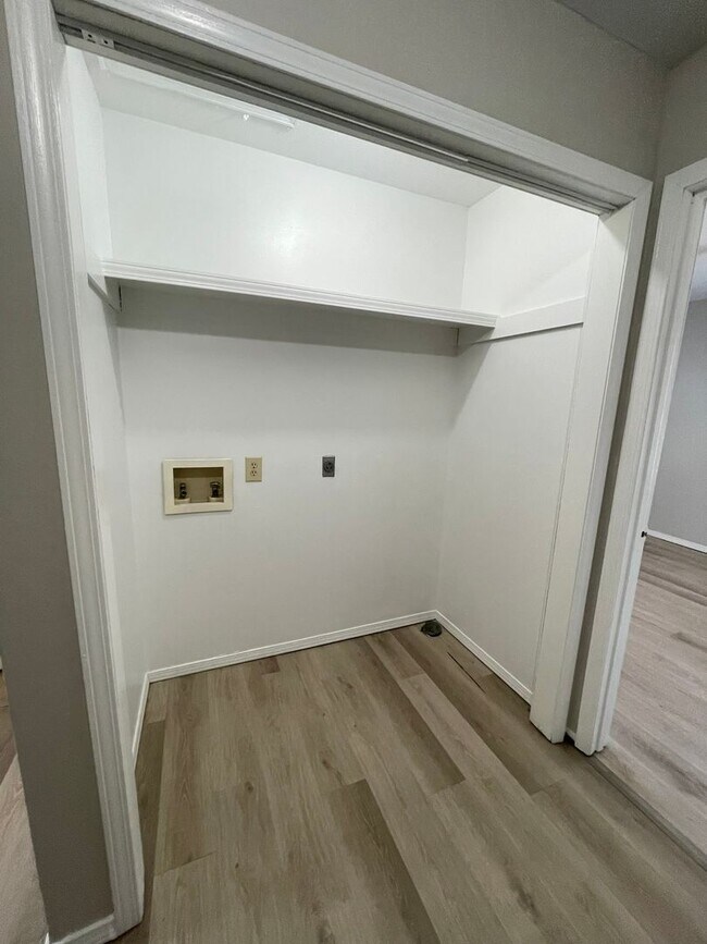 Building Photo - 531-B N Oak Grove Ave