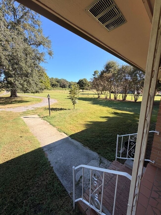 Building Photo - Home on 2.5 Acres in laurens!!