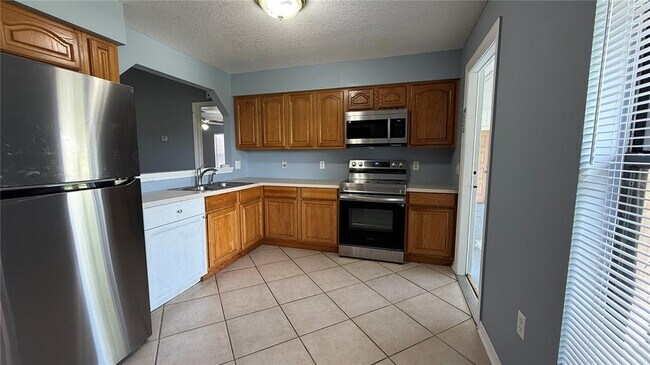 Building Photo - 404 Spike Ct