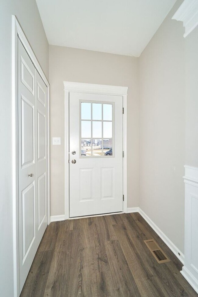 Building Photo - Like New 2 Bedroom 2 Bath in Beautiful Wat...