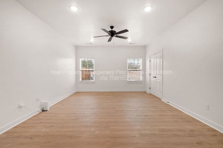 Building Photo - 8826 Cantera Dr