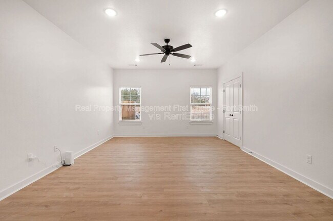 Building Photo - 8826 Cantera Dr