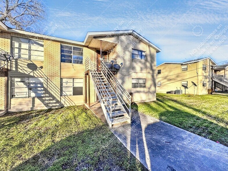 Building Photo - 742 Old Martindale Rd