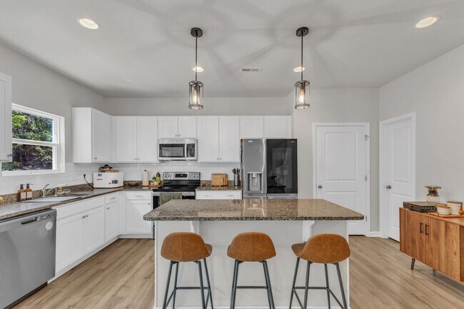 Building Photo - Spacious 3-Bedroom Home for Rent in Knight...