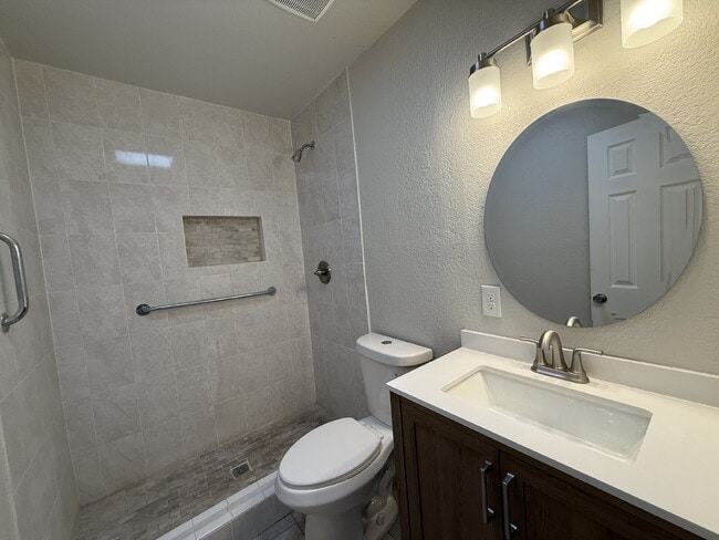 Building Photo - 955 Versailles Dr