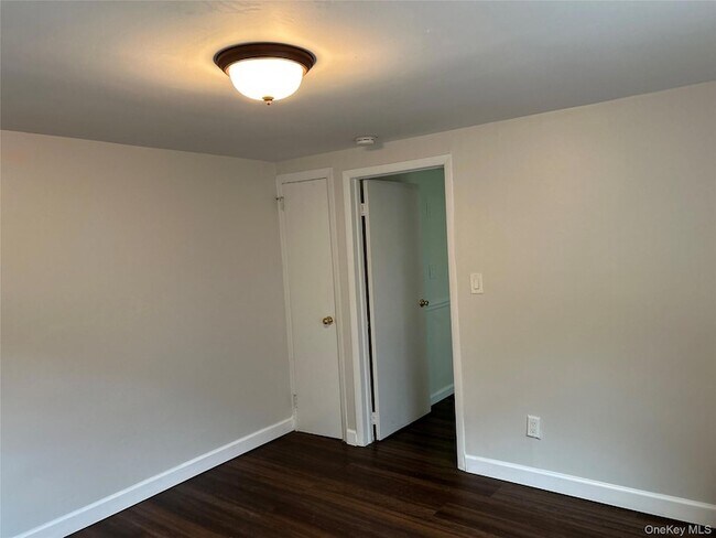 Building Photo - 212 Taxter Rd
