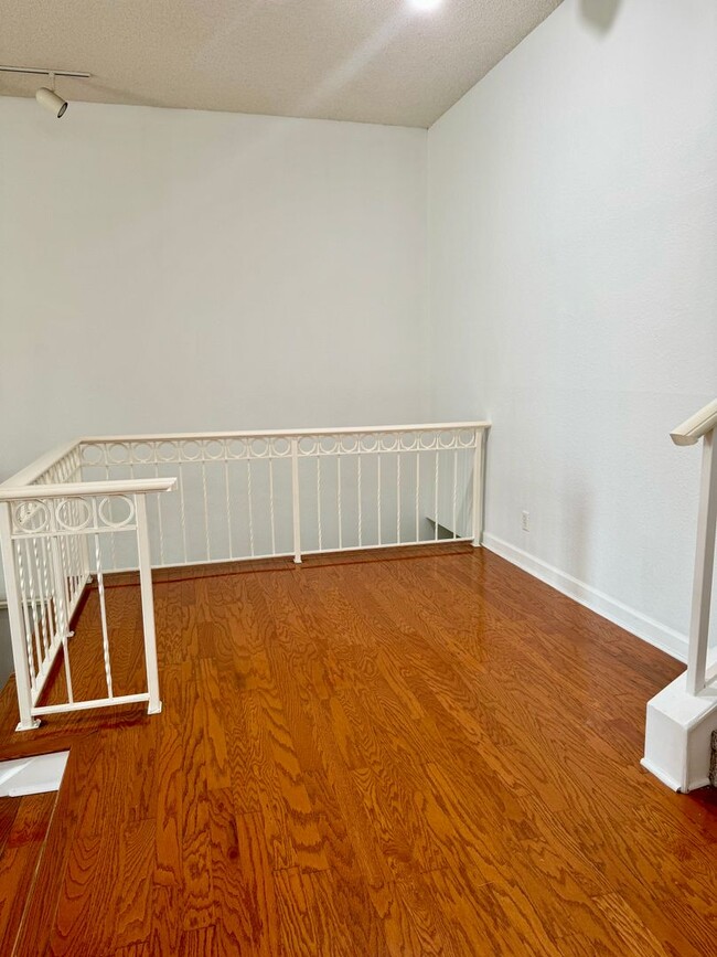 Building Photo - Harbour Island Townhome