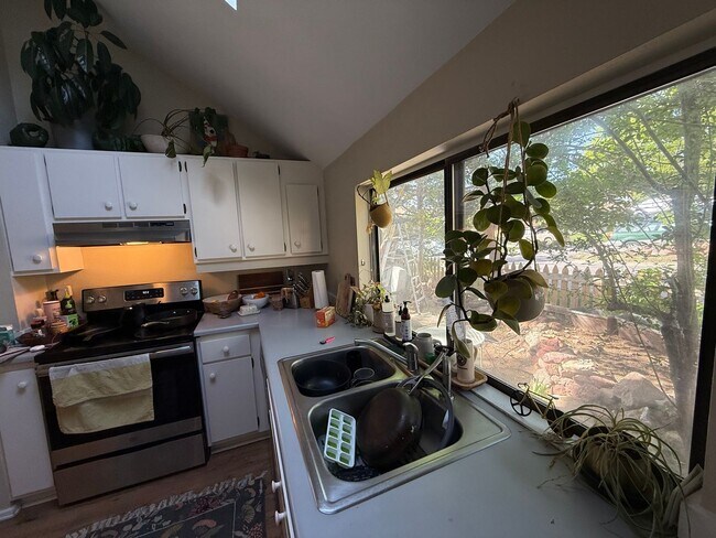 Building Photo - Spacious End-Unit Townhome in Scenic Shana...