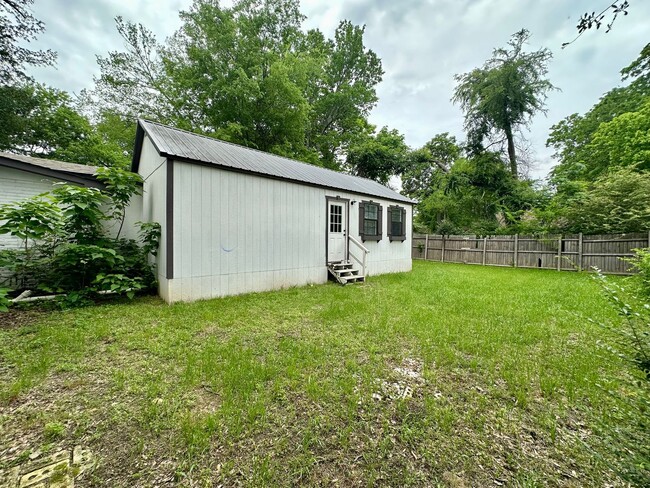 Building Photo - Available Now! Charming & Updated 3-Bedroo...