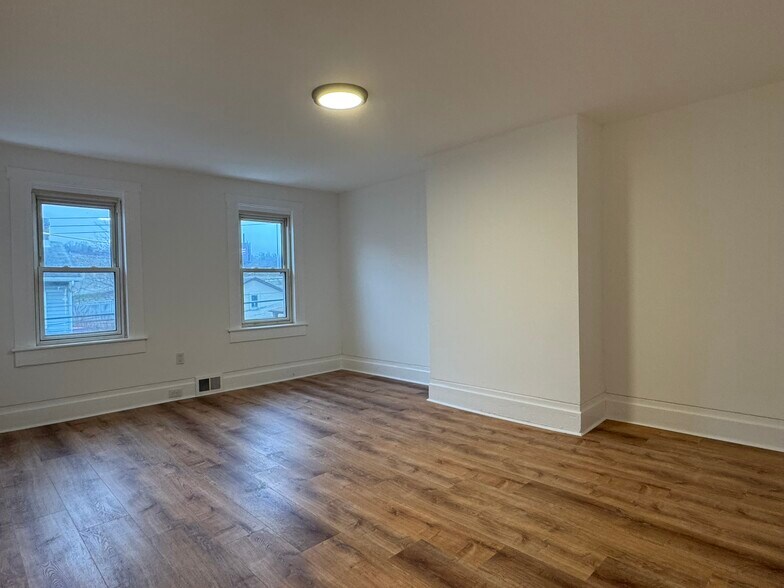 Building Photo - 16 Sycamore St