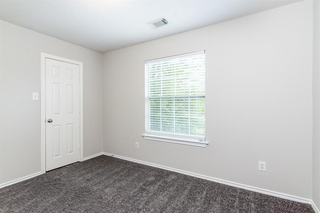 Building Photo - 215 N Burberry Park Cir