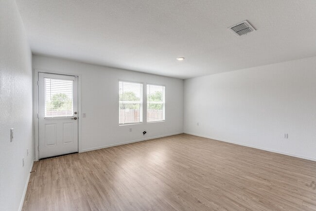 Building Photo - 4-BEDROOM HOME IN MISSION DEL LAGO