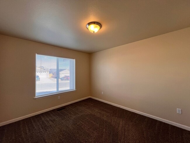 Building Photo - ~~Newer 3 BEDROOM Fernley Home~~