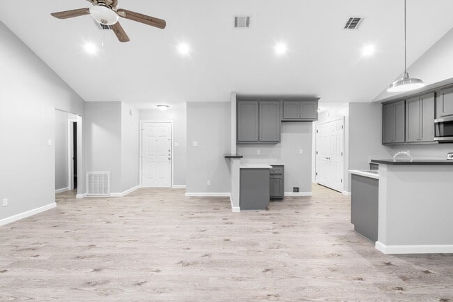 Building Photo - 10922 Village Trail Dr