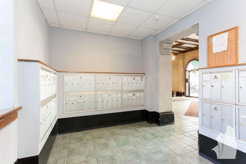 Building Photo - 649 W Belmont Ave