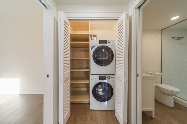 Building Photo - Knott House