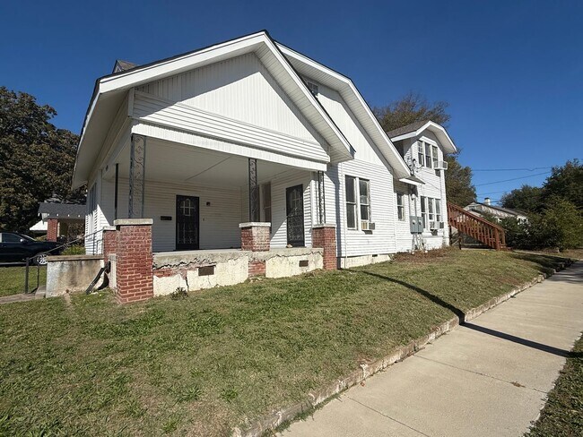 Primary Photo - 1923 S Izard St