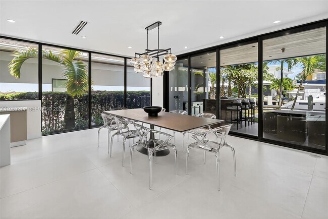 Building Photo - 620 Solar Isle Dr