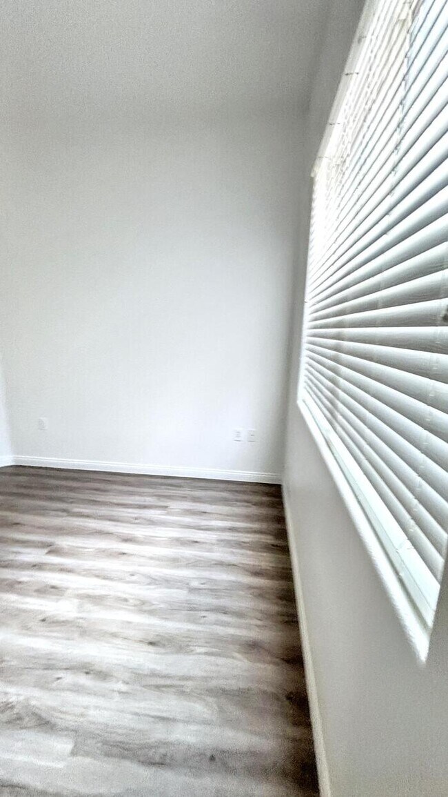 Building Photo - Lovely 2-Bedroom Condo with Convenient Acc...