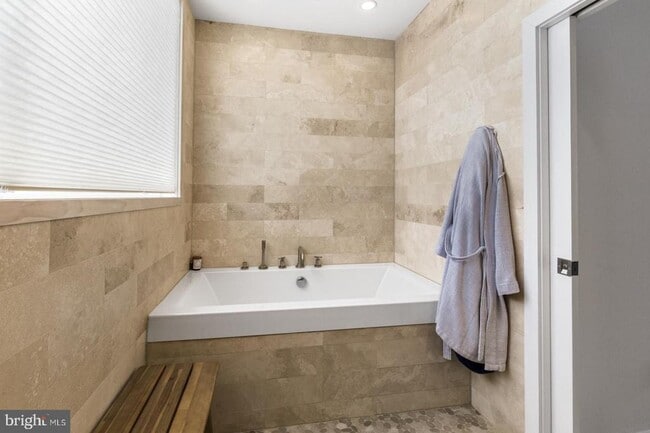 Building Photo - 1108 N Bodine St