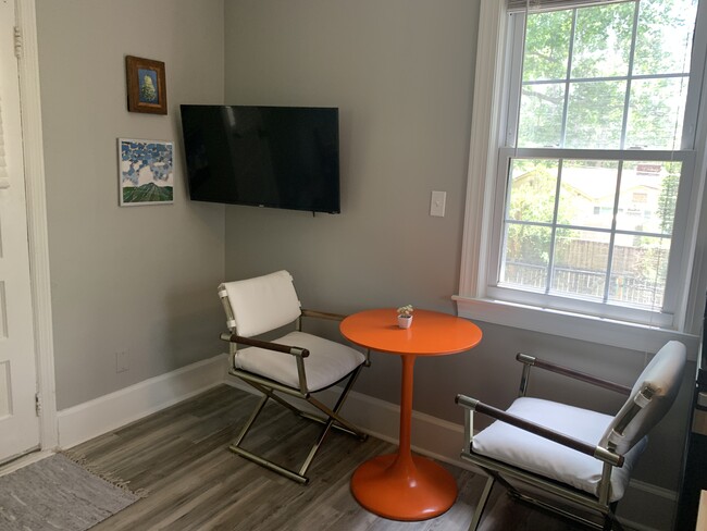 Building Photo - Furnished 1 Bedroom on E 60th Street