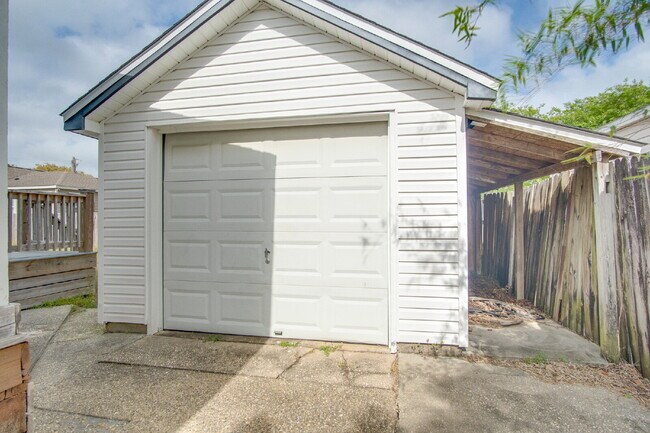 Building Photo - East Hill 3BR Home Near Bayview Park with Office, Hot Tub, Workshop & Detached Garage