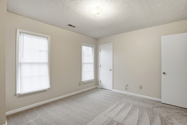 Building Photo - Oakhurst Living at Its Finest (Fresh Paint - New Carpet)