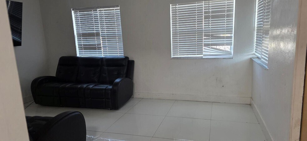 Building Photo - 896 SW 64th Ter