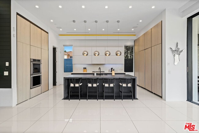 Building Photo - 4458 Mammoth Ave