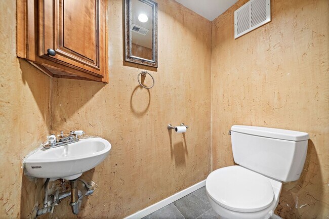 Building Photo - 3018 Baldwin St