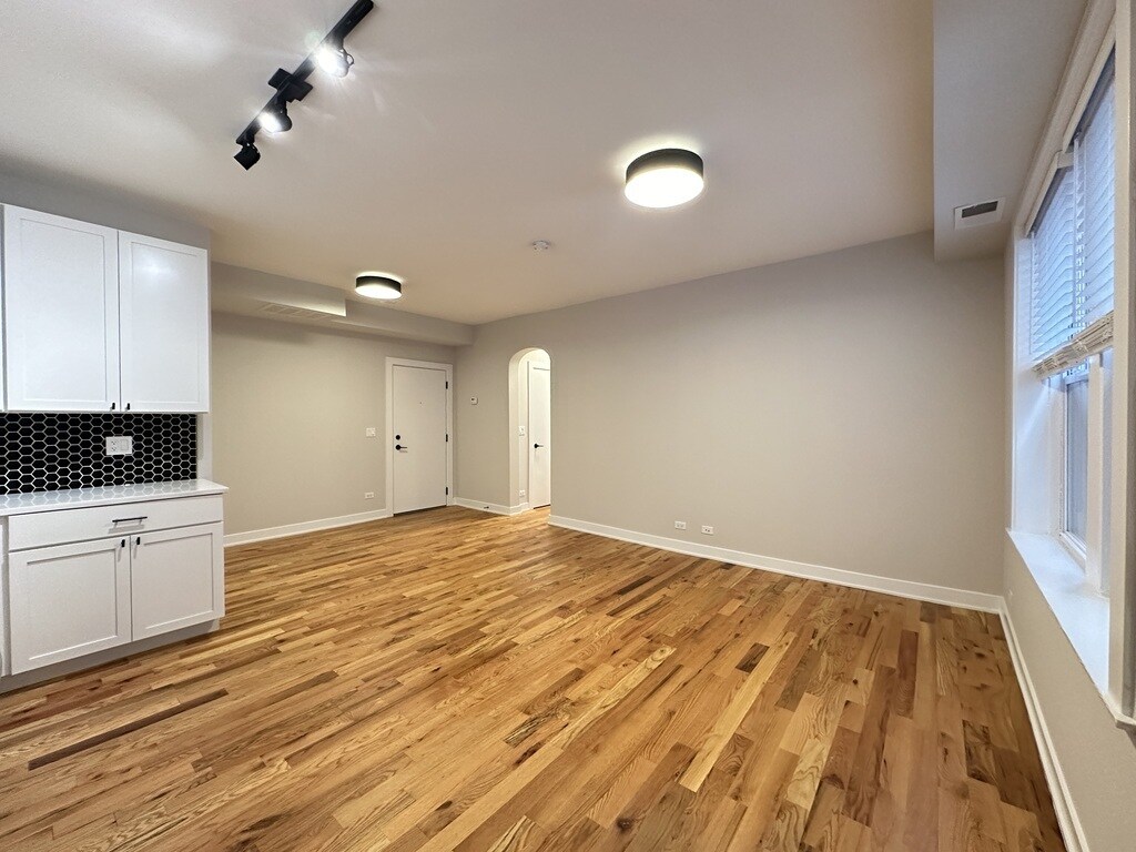 Building Photo - 645 W Wrightwood Ave
