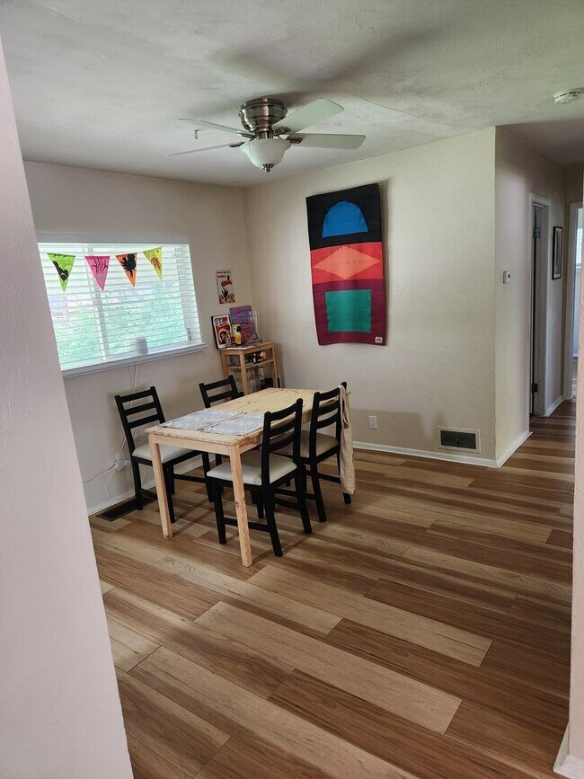 Building Photo - Charming 3BR House in University Hills