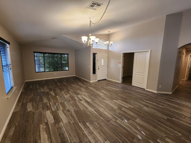 Building Photo - 4 Bedroom Home in the Silverhawke Communit...