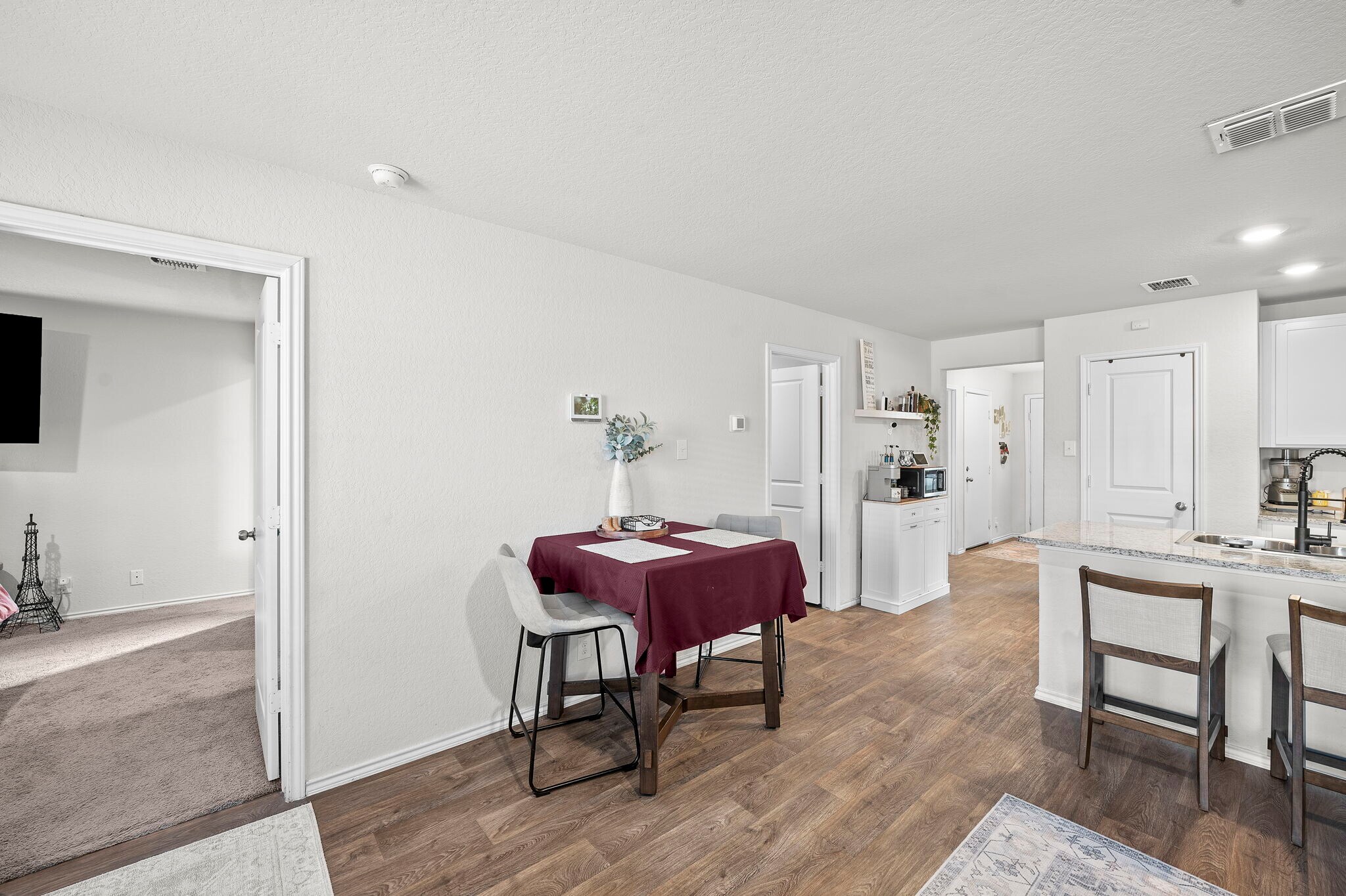 Building Photo - 923 Empress Brilliant