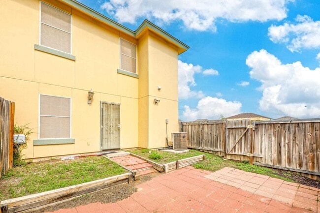 Building Photo - 1000 Ranchway Dr