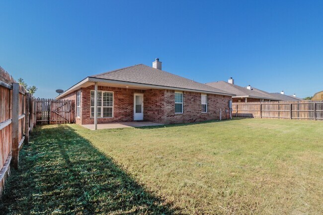 Building Photo - 4Bed/2Bath Available 11/10 !