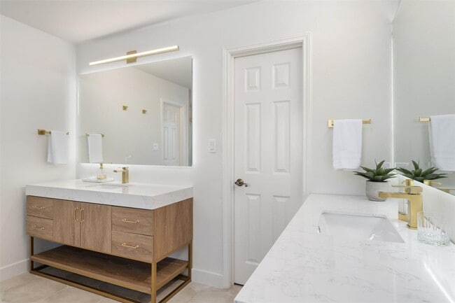 Building Photo - 3008 Point Cove