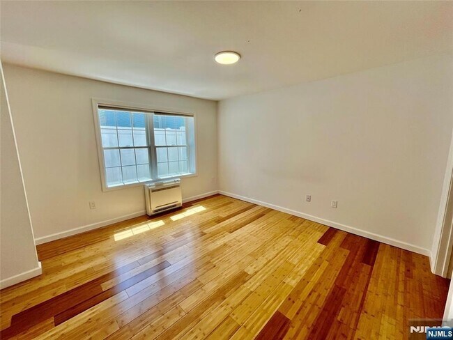 Building Photo - 28 Park Ave