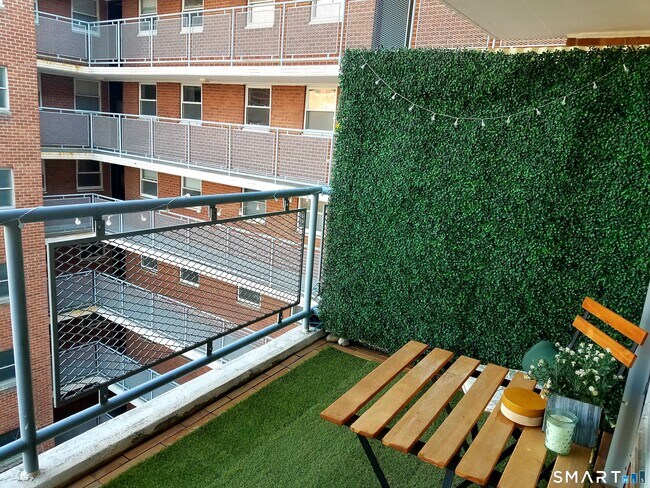 Building Photo - 444 Bedford St