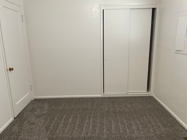 Building Photo - Lake View Apartment for Rent!!!