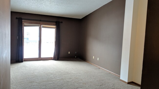 Building Photo - 3-bedroom, 2-bath end-unit townhome in Cor...