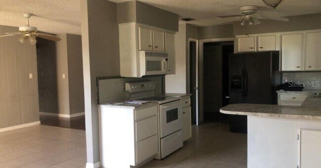 Building Photo - 2326 York Pl