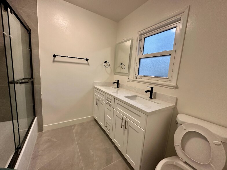 Building Photo - 7860 La Fiesta Dr