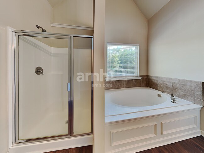 Building Photo - 160 Summit Point Dr