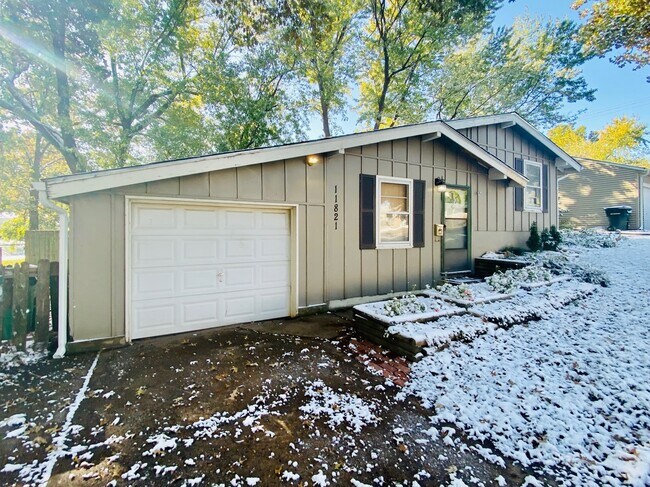Building Photo - {11821} Desirable Shawnee Village Location + Hardwood Floors + Fenced Yard