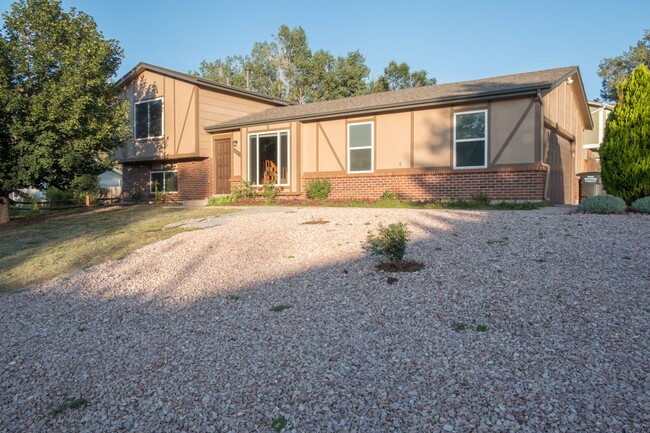 Building Photo - Charming 3-Bedroom Home with Stunning Pike...
