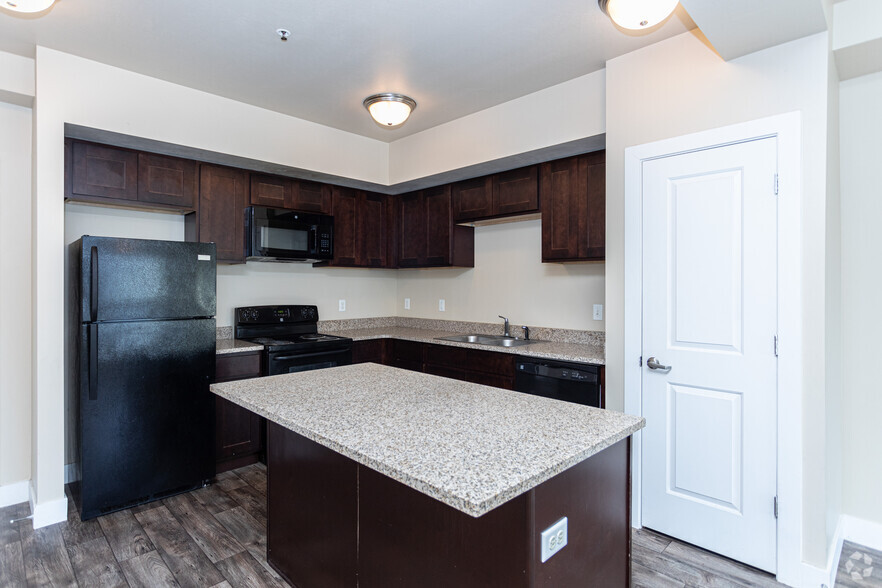 1BR, 1BA - 667SF - Kitchen - Cherry Hill Apartments