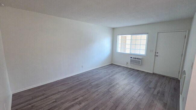 Building Photo - 856 N Euclid St